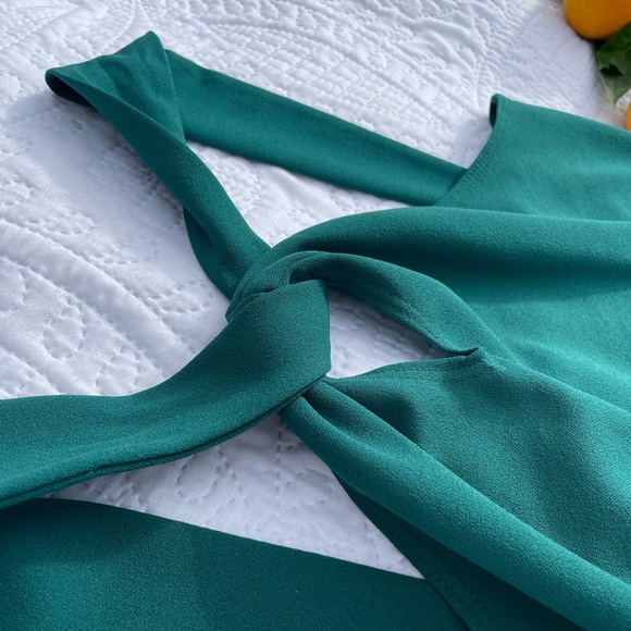 Cute Green Mini Dress With Stylish Criss-Cross Sleeves - Picture 2 of 3